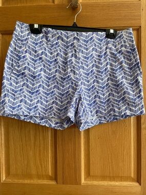 Like New Vineyard Vines Blue and White Patterned Shorts - Size 6 with 3” inseam